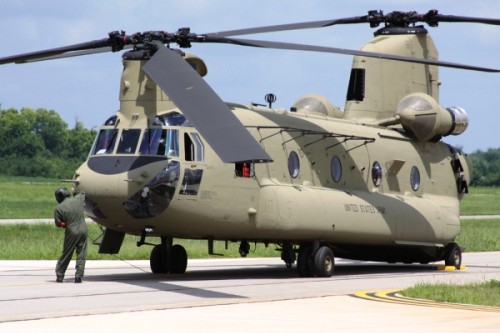 CH-47F już odniosły spory sukces. Oprócz zamówienia US Army na 191 egz., Boeing sprzedał również 15 egz. Kanadzie i 7 Australii. Kolejne 16 kupili Włosi. Śmigłowce zostaną wyprodukowane na licencji przez zakłady AgustaWestland. Ceny jednostkowe maszyn w tych kontraktach są jednak zdecydowanie niższe, niemal dwukrotnie, niż szacowana wartość CH-47F z umowy z ZEA. Może oznaczać, że Amerykanie oferują zdecydowanie większy pakiet logistyczny / Zdjęcie: US Army