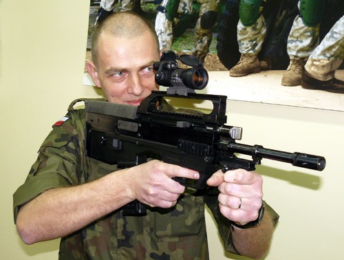 Demonstrator technologii karabinka MSBS-5,56 w układzie bezkolbowym. Z nowej broni oddano już ponad pół tysiąca strzałów