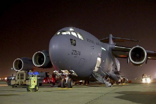 RAF otrzymał pierwszego C-17 w 2001. Obecnie wykorzystuje 6 samolotów tego typu, które są intensywnie wykorzystywane w lotach do i z Afganistanu. Londyn decyduje się na zakupy amerykańskich transportowców z powodu opóźnień programu rozwoju Airbusa A400M / Zdjęcie: RAF