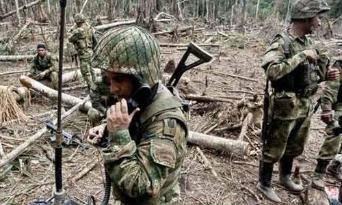 Większość </span>operacji wojskowych przeprowadzana jest w trudnodostępnych terenach porośniętych lasami tropikalnymi, siłami piechoty. To typowe działania przeciwpartyzanckie, z których przeważająca część kończy się bez żadnych rezultatów. Mimo tego siłom zbrojnym Kolumbii udało się w ostatnich latach zmusić siły przeciwnika do defensywy / Zdjęcie: Ejercito de Colombia