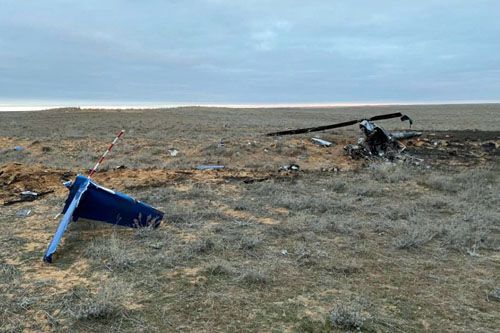 Szczątki śmigłowca Robinson R44, który rozbił się wczoraj wieczorem w obwodzie astrachańskim / Zdjęcie: GU MCzS obwodu astrachańskiego