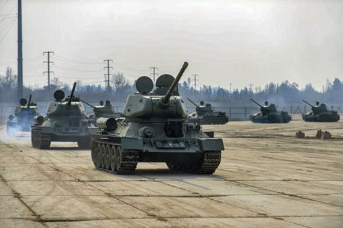 Specjalną ciekawostką tegorocznej Parady Zwycięstwa ma być kolumna 30 czołgów T-34 – symbolu zwycięstwa nad Niemcami. Pod koniec marca przewieziono je na poligon Alabino pod Moskwą, gdzie prowadzone są główne przygotowania do imprezy. T-34 przeszły gruntowny remont w zakładach w Sankt Petersburgu / Zdjęcie: Służba prasowa ZWO