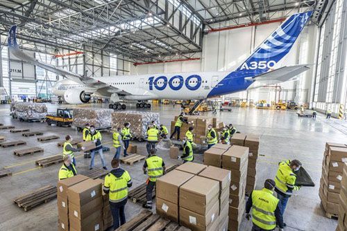 Rozładunek paczek z 4 milionami masek ochronnych przywiezionych z Chin na pokładzie samolotu Airbus A350-1000, 4.04.2020, Hamburg-Finkenwerder / Zdjęcie: Airbus