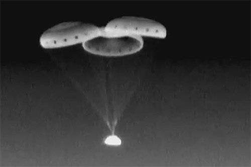 Nocne lądowanie kapsuły Starliner na poligonie White Sands w Nowym Meksyku 22 grudnia 2019. Układ spadochronowy otworzył się prawidłowo i wszystkie trzy czasze się napełniły. W listopadzie 2019 w trakcie Pad Abort Test nie wyszła jedna z czasz i kapsuła testowa lądowała tylko na dwóch pozostałych / Zdjęcie: NASA