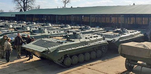 Bojowe wozy piechoty BMP-1 po rozładowaniu oczekują na inspekcję i formalny odbiór przez specjalistów ukraińskich / Zdjęcie: Ukroboronprom