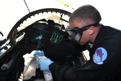 Czyszczenie kabiny załogi samolotu U-2S w ramach procedur zapobiegających rozprzestrzenianiu się koronawirusa SARS-CoV-2 / Zdjęcie: US Air Force – Airman 1st Class Luis A. Ruiz-Vazquez