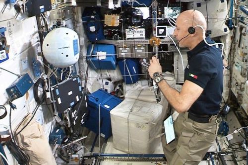 Astronauta Luca Parmitano testuje CIMON-2 na pokładzie Międzynarodowej Stacji Kosmicznej / Zdjęcie: ESA