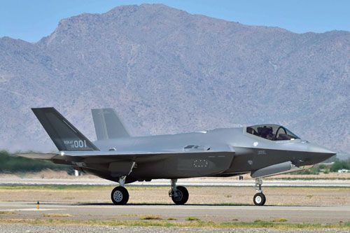 Rząd w Seulu rozważa przesunięcie o rok płatności związanych z zakupem myśliwców F-35 Lightning II oraz morskich zintegrowanych systemów wykrywania celów i zarządzania walką – Aegis. W obu przypadkach dotyczy to koncernu Lockheed Martin / Zdjęcie: US Air Force