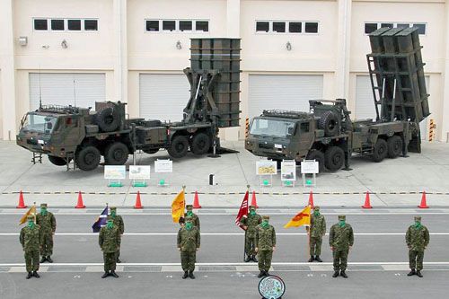 Ceremonia oficjalnego wprowadzenia do służby na wyspie Miyakojima systemu przeciwlotniczego Chu-SAM Kai i systemu przeciwokrętowego Typ 12. Uwagę zwracają maseczki na twarzach żołnierzy wymuszone epidemią koronawirusa nowego typu / Zdjęcie: MO Japonii