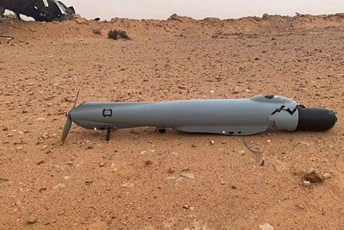Kadłub amunicji krążącej WB Electronics Warmate, rozbity na pustyni w Libii. W trybie bojowym platforma jest jednorazowego użytku, w trybie obserwacyjnym może być wielokrotnie odzyskiwana / Zdjęcie: Twitter