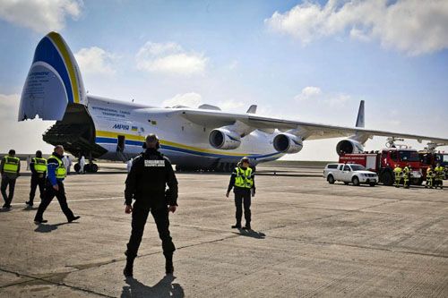 An-225 ze sprzętem ochronnym leciał z ChRL blisko 15 h, z międzylądowaniami w Kazachstanie (Ałmaty) i Azerbejdżanie (Baku). Po wylądowaniu samolot był ochraniany przez wyjątkowo liczne i dobrze uzbrojone służby / Zdjęcie: abonne.lunion