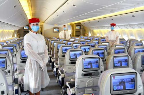 Personel pokładowy i podróżni są zobowiązani do noszenia maseczek i rękawiczek podczas odprawy i lotu, aż do momentu zejścia z pokładu / Zdjęcia: Emirates