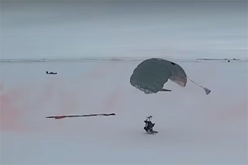 Żołnierze rosyjskich jednostek specjalnych lądują na lodzie Arktyki po skoku z wysokości 10 km / Zdjęcie: MO FR