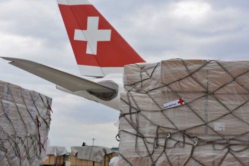 W okresie od 8 do 26 kwietnia br. Swiss International Air Lines podczas 7 czarterowych lotów cargo wykonanych samolotami Airbus A340 i Boeing 777 przetransportowały z Chin do Szwajcarii łącznie ponad 20 mln maseczek ochronnych i 300 tys. kombinezonów ochronnych / Zdjęcie: Swiss International Air Lines