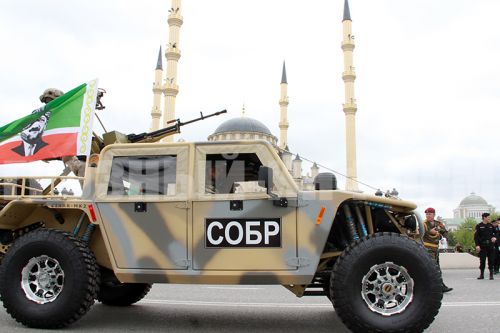 Wozy Zibar Mk 2 w rękach czeczeńskiego Specnazu defilują na ulicach Groznego 