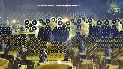 Północni Koreańczycy pokazali też nowe wyrzutnie pocisków rakietowych dużego kalibru. Analitycy szacują ich kaliber na od 240 do nawet 600 mm. Tych pierwszych na jednym pojeździe mieści nawet po 20, tych drugich tylko po 4 do 6. Nowe wyrzutnie wielokrotnie testowano na północnokoreańskich poligonach od końca 2019