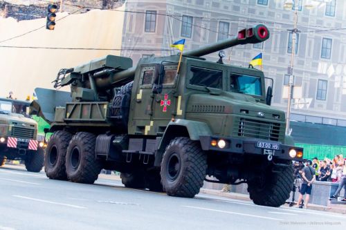 Zdaniem analityków samobieżny 152-mm zestaw artyleryjski 2S22 Bogdana na podwoziu KraZ 6x6, pokazany w Kijowie w 2018, wcale nie zniknął z pola widzenia. Po zmianie władzy zmienił się system zakupów uzbrojenia, co zmieniło sytuację promujących go spółek. I być może znów nadchodzi jego pora / Zdjęcia: ArmInfo   