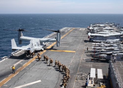 Załadunek pododdziału Marines do pionowzlotu MV-22 Osprey na pokładzie USS Makin Islands, 22 grudnia 2020 / Zdjęcie: US Navy, Mass Communication Specialist 2nd Class Michael J. Lieberknecht)