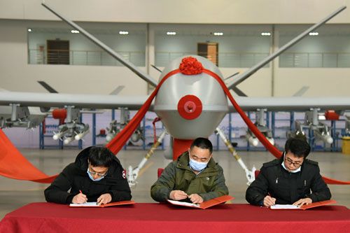 Przedstawiciele ChRL i Pakistanu podpisują umowę o sprzedaży 50 bojowych bsl CAIG Wing Loong II, Chengdu, 31 grudnia 2020 / Zdjęcie: AVIC