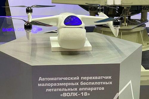 Najnowszy model dopracowanego rosyjskiego bezzałogowca Wołk-18 został zaprezentowany na moskiewskiej wystawie NAIS 2021. Według rosyjskich mediów, prototypy tego systemu testowano w obronie rosyjskiej bazy lotniczej Hmejmim w Syrii, często atakowanej przez różnego rodzaju bojowe bsl zbrojnej opozycji / Zdjęcie: Ałmaz-Antiej