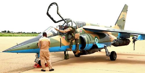 Jeden z 11 sprawnych nigeryjskich Alpha Jetów przygotowywany do kolejnej misji wsparcia wojsk lądowych / Zdjęcie: Niegerian Air Force