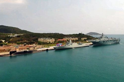 Okręty przekazane chińskiej marynarce wojennej 23 kwietnia 2021 w bazie Sanya na wyspie Hainan: atomowy okręt podwodny Type 094 Changzheng 18, niszczyciel Type 055 Dailan i okręt desantowy Type 075 Hainan / Zdjęcie: CCTV13