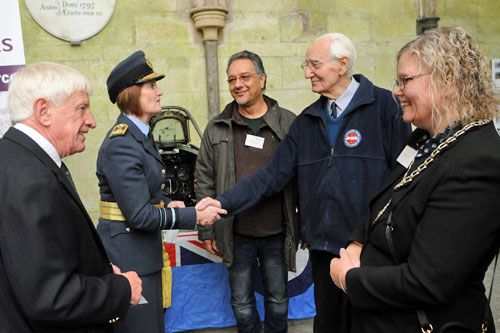 Zebranie komitetu budowy Secret Spitfire Memorial w katedrze w Salisbury – starszy pan w okularach po prawej to inż. Norman Parker – dawny nadzorca montażu myśliwców, w mundurze – Air Marshal Susan Gray – najstarsza rangą kobieta w służbie RAF. Jej celem było uczczenie pamięci tysięcy Brytyjek zaangażowanych w produkcję wojenną Spitfire’ów / Zdjęcie: SalisburyJournal