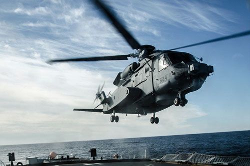 Sikorsky (Lockheed Martin) CH-148 Cyclone to zmilitaryzowana wersja śmigłowca S-92. Na zdjęciu – w czasie ćwiczenia lądowania na pokładzie okrętu kanadyjskiej marynarki wojennej / Zdjęcie: Ordinary Seaman Raymond Kwan