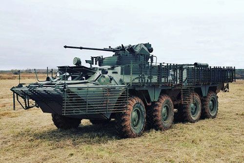 Zmodernizowany kołowy transporter opancerzony BTR-82AT w czasie testów poligonowych / Zdjęcie: W-PK
