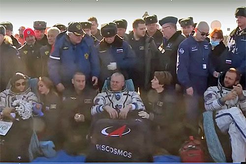 Troje kosmonautów-filmowców po wylądowaniu w kapsule Sojuz MS-18 na stepie w Kazachstanie. Ujęcia z dzisiejszego lądowania mają zostać wykorzystane w filmie Wyzow / Zdjęcie: Roskosmos