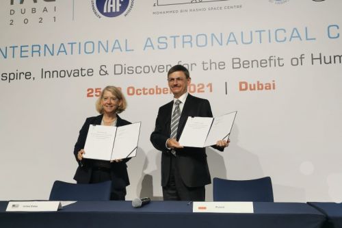 Prezes POLSA Grzegorz Wrochna i zastępca administratora NASA Pamela A. Melroy po podpisaniu Artemis Accords / Zdjęcie: POLSA