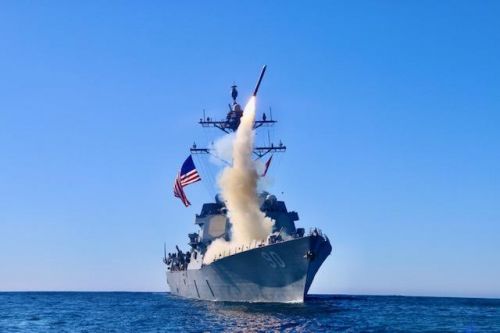Wystrzelenie pocisku Tomahawk Block V z niszczyciela rakietowego USS Chafee / Zdjęcie: US Navy