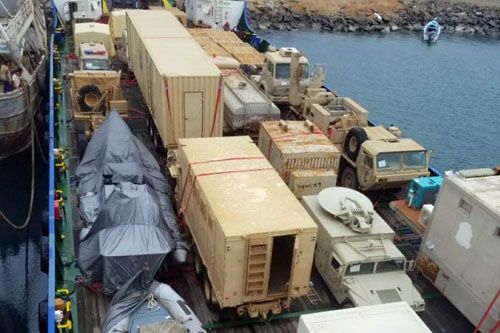 Wypełniony należącymi do Arabii Saudyjskiej ciężarówkami i innymi pojazdami oraz sprzętem wojskowym pokład statku Rwabee przechwyconego na Morzu Czerwonym przez jemeńskich Huti / Zdjęcie: Twitter