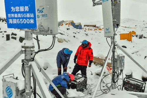 Montaż stacji bazowej 5G na rekordowej wysokości. W Tybetańskim Regionie Autonomicznym, 6500 m npm w obozie przygotowawczym na górze Qomolangma / Zdjęcie: Twitter