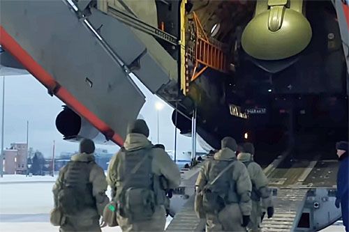 Żołnierze rosyjskich WDW wchodzą na pokład samolotu transportowego, by polecieć do ogarniętego zamieszkami Kazachstanu w ramach misji ODKB / Zdjęcie: via TV Zwiezda