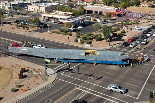 Początek drogi kadłuba B-52H do zakładów Boeinga w Oklahoma City. Transport odbywa się przy normalnym ruchu drogowym / Zdjęcie: Boneyard Safari