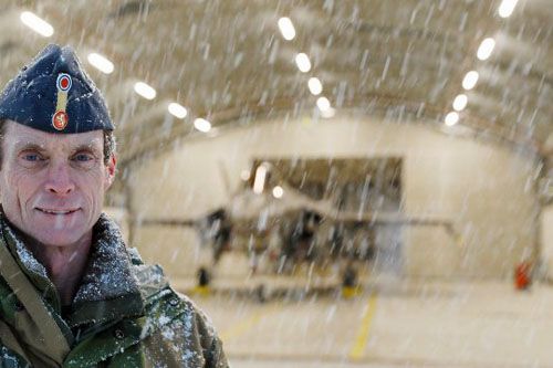 Dowódca Luftforsvaret, gen. dyw. Rolf Folland, przed jednym z samolotów F-35A pełniących misję QRA na lotnisku Evenes. Przekazaniu zadań towarzyszyły silne opady śniegu / Zdjęcie: Torbjørn Kjosvold – Luftforsvaret