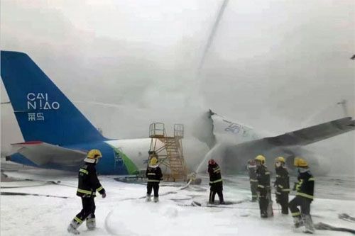 Spalony wrak samolotu cargo Tu-204-100S na lotnisku Hangzhou w Chinach. Widoczny przełamany za skrzydłami kadłub / Zdjęcie: Twitter – aviaincidet