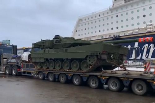 Z zewnątrz dostarczone Leopardy 2 A7+ nie różnią się od czołgu tego typu zaprezentowanego w 2021 na Węgrzech/ Zdjęcie: Twitter – ronkainen7K15