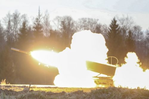 Bardzo prawdopodobnym kierunkiem zakupu artylerii rakietowej mogą być USA, które najpewniej zaproponują Bałtom systemy M270 MLRS (na zdjęciu) i M142 HIMARS / Zdjęcie: US Army
