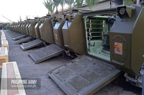 15 moździerzy samobieżnych M125A2 w nieujawnionej bazie wojskowej na Filipinach. Przestrzeń służącą do transportowania żołnierzy zaadaptowano na potrzeby osadzenia 120-mm moździerza chowanego w czasie transportu / Zdjęcie: MO Filipin