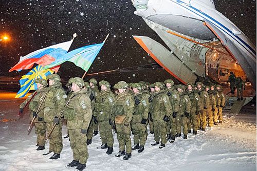 Żołnierze, którzy powrócili z misji pokojowej w Kazachstanie po opuszczeniu pokładu samolotu transportowego Ił-76MD na lotnisku Siewiernyj koło Iwanowa / Zdjęcie: MO FR