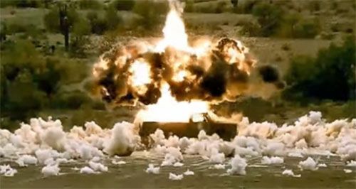 Celem dla Excalibura na Yuma Proving Ground był także samochód, który został całkowicie zniszczony / Zdjęcie: Raytheon