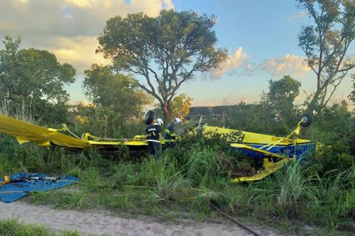 Wrak samolotu rolniczego, który rozbił się w czasie lotu próbnego po pracach obsługowych w pobliżu lotniska Luis Eduardo Magalhães na zachodzie stanu Bahia w Brazylii / Zdjęcie: Twitter