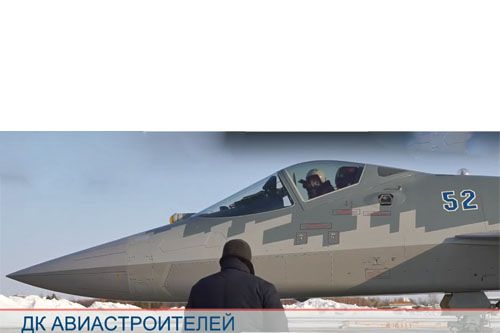 Jeden z dostarczonych w 2021 seryjnych samolotów wielozadaniowych stealth Su-57 nr burt. 52 niebieski, pokazany na filmie promocyjnym KnAAZ