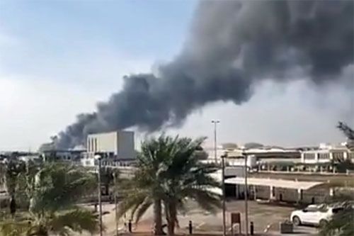 Atak wspieranych przez Iran rebeliantów Huti na zbiorniki paliwa w pobliżu międzynarodowego lotniska w Abu Zabi doprowadził do wielu eksplozji i pożarów. Część pocisków trafiła w plac budowy (miejsce rozbudowy) obok lotniska, co ograniczyło liczbę ofiar śmiertelnych. Zginęły jednak 3 osoby / Zdjęcie: Twitter