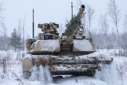 Przyspieszenie sprzedaży Polsce czołgów Abrams wpłynie pozytywnie na potencjał NATO w Europie, jak również wzmocni pozycję amerykańskiego przemysłu zbrojeniowego / Zdjęcie: US Army