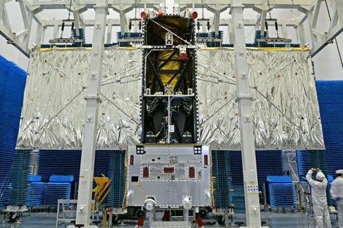 Satelita L-SAR 01-A w czasie przygotowań do startu. Widoczna największa antena SAR, jaką zbudowano dotąd w ChRL / Zdjęcie: CASC