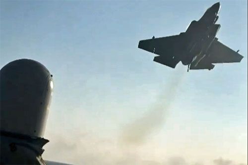 Samolot stealth Lockheed Martin F-35C podchodzi do lądowania na pokładzie lotniskowca USS Carl Vinson. Chwilę później maszyna uderzy o pokład, odbije się od nadbudówki i wpadnie do wody Morza Południowochińskiego