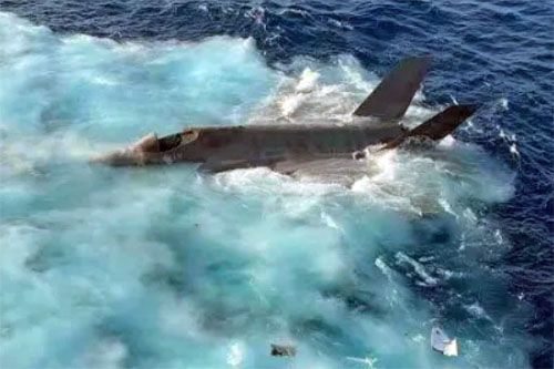 F-35C utrzymuje się jeszcze na powierzchni wody. Samolot pozbawiony jest owiewki kabiny, która została odrzucona przed katapultowaniem się pilota